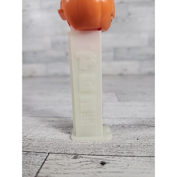 Vintage 1980 Glow in the Dark Pumpkin Jack-o-Lantern Pez Dispenser Halloween - Picture 5 of 5